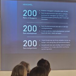 Ordfører Knut Arne Fjelltun og kommunedirektør Martin Sæbu i Nord-Aurdal kommune er tydelige på at vekst og utvikling skjer best i samarbeid. Gjennom jevnlige næringslivsfrokoster bygger kommunen og næringslivet en felles plattform for idéutveksling og framtidsplaner – til inspirasjon for hele Valdres.  Med dagens innbyggertall på 6 432 har kommunen et tydelig mål om å vokse: 200 flere innbyggere, 200 nye arbeidsplasser og 200 flere boligenheter på sikt, ifølge kommunedirektør Martin Sæbu. Samarbeid og framtidstro i Nord-Aurdal.  I Nord-Aurdal kommune er det ikke bare kaffe og rundstykker som serveres på frokostmøtene mellom kommune og næringsliv – her deles også ideer, planer og et sterkt ønske om vekst og utvikling i hele Valdres. Under næringslivsfrokosten 27. mars 2025 på rådhuset, ble det presentert spenstige planer og gode ideer. Kommunens arealplanlegger Knut Frode Framstad gav deltakerne en grundig oppdatering på arbeidet med kommunedelplanen for Fagernes-Leira – et viktig steg for framtidas bolig- og næringsutvikling. Men det er ikke bare boligbygging og tomter som er på agendaen. En vedvarende utfordring er E16 gjennom sentrum – en flaskehals som hindrer utvikling og skaper barrierer for et levende bymiljø. Å finne en løsning på dette er viktig for hele kommunen. Valdres Næringshage bidro også på møtet, med innsikt i hvordan kunstig intelligens kan bli et smart verktøy for næringslivet. Karianne Borchervink og Bente Anti presenterte kursopplegget sitt, og viste hvordan AI kan bidra til effektivitet og innovasjon i lokale bedrifter. Sri Ødegård fra omstillingsprosjektet for Fagernes-Leira tok for seg retningen prosjektet har utviklet seg i. Der det tidligere handlet mest om å skape nye arbeidsplasser, handler det nå like mye om å styrke evnen til omstilling og omfavne ny teknologi. Hun presenterte flere spennende prosjekt det jobbes aktivt med – og ett tema hun virkelig løftet fram, var landbruket. Bare seks fjøs i Nord-Aurdal er tilpasset løsdrift i dag, til tross for nye krav som er på vei. Her ligger det et klart behov for utvikling og tilrettelegging. Ødegård var også opptatt av at råvarer ofte sendes rett ut av distriktet uten å bli foredlet lokalt. Tamreindrift ble trukket frem som et eksempel på noe med stort potensial – både økonomisk og kulturelt. «Rein frå Jotunheimen» ble nevnt som et viktig tiltak for å synliggjøre kvaliteten på reinsdyrkjøttet fra området. Bedriften Wangensten ble samtidig trukket frem som et forbilde på hvordan man kan lykkes med lokal foredling og verdiskaping – de er rett og slett "framme i skoa", som Ødegård sa det. Et annet område med stor mulighet er industri. Nord-Aurdal har både strømoverskudd og ferdigregulerte næringstomter – klare til bruk. Ødegård løftet særlig frem Kalplassen som en strategisk plass for etablering av matindustri – en næring som både kan gi nye arbeidsplasser og økt matsikkerhet. Prosjektet Begna BioHub og satsing på treforedling ble også nevnt som eksempler på fremtidsrettede, grønne initiativ. Ordfører Knut Arne Fjelltun rundet av med å minne om hvor viktig det er at Valdres bruker sin egen energi lokalt – ikke bare sender den ut. Med strøm, tomter og folk med vilje, ligger alt til rette for å bygge framtida her hjemme.