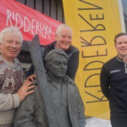 Ridderrennet får ny arena Sundag 30. mars startar årets Ridderuke på Beitostølen, og kulminerer med det tradisjonsrike Ridderrennet laurdag 5. april. Arrangementet samlar kvart år deltakarar med funksjonsnedsetjingar frå heile verda til ei veke fylt med idrettsglede, meistring og fellesskap. Biletet over: Desse karane, som står ved statuen av legendariske Steinar Hovi, kan du høyre i podkasten siste nytt og planar for årets Ridderuke og Ridderrenn. Frå venstre: redaktør for Langs Vegen No, Roy Myrland, styreleiar Tom Bratlie og generalsekretær Martin Feiring Sletten i Foreningen Ridderrennet. I år blir det ei lita, men viktig endring: Ridderrennet vert flytta frå dei flate myrene ved Beitostølen Helsesportsenter, som vanlegvis er arena for løpet. Trass i stor innsats for å halde løypenettet opent og i god stand, har snøsmelting og vårvêr gjort det umogleg å arrangere rennet der som planlagt. Løysinga er heldigvis nær: Beitostølen skistadion – berre nokre hundre meter unna – opnar sitt løypenett for Ridderrennet. Stadionsjef Kjell B. Melbybråten, i samarbeid med Viljar Aasan frå Helsesportsenteret – ein av landets fremste ekspertar på sportsutstyr for funksjonshemma – samt andre gode hjelperar, har tilrettelagt to løyper på 1,5 og 2 kilometer. Desse er spesielt utforma med doserte svingar og godt snøunderlag, slik at både ståande og sittande utøvarar trygt kan delta. I desse løypene har også "Team Pølsa", med Øystein Pettersen i spissen, trena og førebudd seg til VM – noko som gjev ei ekstra stasleg ramme rundt årets Ridderrenn. Generalsekretær for Ridderrennet, Martin Feiring Sletten, seier til langsvegen.no at flyttinga har gått heilt smertefritt, takka vere ein erfaren og dedikert frivilligstab. – Dette er 61. gongen Ridderrennet vert arrangert, og med så mykje erfaring i organisasjonen, har årets utfordringar blitt løyste på imponerande vis. Vi er sikre på at årets renn blir ei positiv og minneverdig oppleving for alle som deltek, seier Sletten – og legg til: – Det er jo litt stas å få konkurrere i dei same løypene som både Johaug, Klæbo og verdseliten – og no også Team Pølsa – har brukt. No er alt klart for ei ny veke fylt med meistring, idrettsglede og gode opplevingar i Valdres – Ridderuka 2025 er i gang!