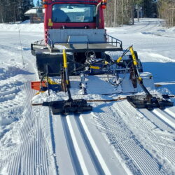 Fjellcowboyane Haldor Berger og Rønjus Nordtop sørgjer for perfekte skispor på Beitostølen Helsesportsenter Dei blir kalla fjellcowboyar med god grunn, og med eit stort positivt fortegn. Rønjus Nordtop (bildet over) og Haldor Berger på Beitostølen Helsesportsenter er blant dei som legg ned utallige timar for å sikre fyrsteklasses løyper til skiglade folk. Det har vore ein merkeleg vinter med mykje mildvêr, noko som har gjort løypekøyringa utfordrande. Men no har det kome snø tilbake til Valdres, og kuldegradene har gjort myrane faste nok til å bere både maskiner og skiløparar. Då er ikkje løypekøyrarane vonde å be – dei har allereie vore i full sving for å preparere perfekte spor og skøytetraséar. Med nydeleg vårvintervêr på sitt beste og sola frå ein skyfri himmel, er det berre å finne fram skia og nyte dei nykøyrde løypene. Haldor og Rønjus er to av dei mange fjellcowboyane som har sørgt for at alt ligg til rette for flotte turar i fjellet! Følg med på dei siste oppdateringane om løypeforholda i Valdres her: Skisporet Valdres. #Fjellcowboyar# #Langrenn# #Skispor# #Beitostølen# #Påskeski# #Skiglede#