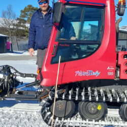 Fjellcowboyane Haldor Berger og Rønjus Nordtop sørgjer for perfekte skispor på Beitostølen Helsesportsenter Dei blir kalla fjellcowboyar med god grunn, og med eit stort positivt fortegn. Rønjus Nordtop (bildet over) og Haldor Berger på Beitostølen Helsesportsenter er blant dei som legg ned utallige timar for å sikre fyrsteklasses løyper til skiglade folk. Det har vore ein merkeleg vinter med mykje mildvêr, noko som har gjort løypekøyringa utfordrande. Men no har det kome snø tilbake til Valdres, og kuldegradene har gjort myrane faste nok til å bere både maskiner og skiløparar. Då er ikkje løypekøyrarane vonde å be – dei har allereie vore i full sving for å preparere perfekte spor og skøytetraséar. Med nydeleg vårvintervêr på sitt beste og sola frå ein skyfri himmel, er det berre å finne fram skia og nyte dei nykøyrde løypene. Haldor og Rønjus er to av dei mange fjellcowboyane som har sørgt for at alt ligg til rette for flotte turar i fjellet! Følg med på dei siste oppdateringane om løypeforholda i Valdres her: Skisporet Valdres. #Fjellcowboyar# #Langrenn# #Skispor# #Beitostølen# #Påskeski# #Skiglede#
