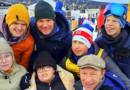 Ny episode av Team Pølsa på NRK 14. mars! (Sjå her) VM i Trondheim nærmar seg med stormskritt, og vinteren er for alvor i gang! Midt i oppkøyringa til verdas mest prestisjefylte langrennsarrangement er Team Pølsa tilbake med ein ny og etterlengta episode på NRK den 13. mars. Nettavisa Langsvegen.no var der da delar av denne episoden du absolutt ikkje vil gå glipp av blei spelt inn! På biletet ser du Skiforbundet sin teknisk delegerte (TD) Torbjørn Brox Pettersen i forgrunnen, saman med heile Team Pølsa på Beitostølen Skistadion. Syver Blindheim, Peder Danielsen, Sunniva Spangelo, Mikkel Munthe, Pia Hasund Vareberg, Trygve Kroken-Braate og Kjersti Owren Linnes. Foto: Roy Myrland/Langsvegen.no. Drama og humor på Beitostølen Generalprøven på Beitostølen i november 2024 gjekk skikkeleg skeis for Team Pølsa, men det betydde ikkje at stemninga var dårleg! Øystein Pettersen, den joviale og inkluderande frontfiguren, samla laget sitt til sesongopninga for langrenn- og kombinertfolket. Trass i utfordringane var optimismen og humøret på topp, og alle deltakarane fekk heiarop og gode ord frå Team Pølsa i pressesona. Klæbo og Pettersen - to rause stjerner Når det gjeld rausheit og inkluderingsvilje, er det få som kan måle seg med Øystein Pettersen. Men han er ikkje aleine! Johannes Høsflot Klæbo viser gong på gong at han tek seg tid til fansen, anten kameraa rullar eller ikkje. Det er denne typen menneske som gjer skisporten endå meir inspirerande for nye generasjonar. TD Torbjørn Brox Pettersen lot seg imponere Sjølv om kulda beit hardt på Beitostølen Skistadion, var innsatsen upåklageleg. Skiforbundet sin teknisk delegerte (TD) Torbjørn Brox Pettersen var storleg imponert over ungdommane som gav alt. Team Pølsa måtte riktignok hente inn krisehjelp, men det stoppa dei ikkje frå å gjere sitt beste - og viktigast av alt - ha det gøy! Sjå heile episode fem her! Vil du få med deg korleis Team Pølsa takla utfordringane på Beitostølen? Den femte episoden er tilgjengeleg frå kl. 06.00 den 14. februar. Dette vil du ikkje gå glipp av! Sjå det inspirerande intervjuet som Roy Myrland frå nettavisa Langsvegen.no gjorde med Øystein Pettersen og Johannes Høsflot Klæbo under sesongopninga nedanfor, og gled deg til meir action med Team Pølsa på NRK! Søkeord: Team Pølsa, NRK, langrenn, kombinert, Øystein Pettersen, Johannes Høsflot Klæbo, VM i Trondheim 2025, Beitostølen, langrennssesongen 2024/2025, norsk skisport, skiforbundet, sesongåpning langrenn, Beitostølen Skistadion, norske skiløpere, skiidrett, norsk vinteridrett, Team Pølsa NRK episode.