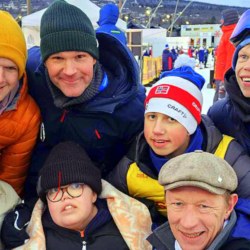 Ny episode av Team Pølsa på NRK 14. mars! (Sjå her) VM i Trondheim nærmar seg med stormskritt, og vinteren er for alvor i gang! Midt i oppkøyringa til verdas mest prestisjefylte langrennsarrangement er Team Pølsa tilbake med ein ny og etterlengta episode på NRK den 13. mars. Nettavisa Langsvegen.no var der da delar av denne episoden du absolutt ikkje vil gå glipp av blei spelt inn! På biletet ser du Skiforbundet sin teknisk delegerte (TD) Torbjørn Brox Pettersen i forgrunnen, saman med heile Team Pølsa på Beitostølen Skistadion. Syver Blindheim, Peder Danielsen, Sunniva Spangelo, Mikkel Munthe, Pia Hasund Vareberg, Trygve Kroken-Braate og Kjersti Owren Linnes. Foto: Roy Myrland/Langsvegen.no. Drama og humor på Beitostølen Generalprøven på Beitostølen i november 2024 gjekk skikkeleg skeis for Team Pølsa, men det betydde ikkje at stemninga var dårleg! Øystein Pettersen, den joviale og inkluderande frontfiguren, samla laget sitt til sesongopninga for langrenn- og kombinertfolket. Trass i utfordringane var optimismen og humøret på topp, og alle deltakarane fekk heiarop og gode ord frå Team Pølsa i pressesona. Klæbo og Pettersen - to rause stjerner Når det gjeld rausheit og inkluderingsvilje, er det få som kan måle seg med Øystein Pettersen. Men han er ikkje aleine! Johannes Høsflot Klæbo viser gong på gong at han tek seg tid til fansen, anten kameraa rullar eller ikkje. Det er denne typen menneske som gjer skisporten endå meir inspirerande for nye generasjonar. TD Torbjørn Brox Pettersen lot seg imponere Sjølv om kulda beit hardt på Beitostølen Skistadion, var innsatsen upåklageleg. Skiforbundet sin teknisk delegerte (TD) Torbjørn Brox Pettersen var storleg imponert over ungdommane som gav alt. Team Pølsa måtte riktignok hente inn krisehjelp, men det stoppa dei ikkje frå å gjere sitt beste - og viktigast av alt - ha det gøy! Sjå heile episode fem her! Vil du få med deg korleis Team Pølsa takla utfordringane på Beitostølen? Den femte episoden er tilgjengeleg frå kl. 06.00 den 14. februar. Dette vil du ikkje gå glipp av! Sjå det inspirerande intervjuet som Roy Myrland frå nettavisa Langsvegen.no gjorde med Øystein Pettersen og Johannes Høsflot Klæbo under sesongopninga nedanfor, og gled deg til meir action med Team Pølsa på NRK! Søkeord: Team Pølsa, NRK, langrenn, kombinert, Øystein Pettersen, Johannes Høsflot Klæbo, VM i Trondheim 2025, Beitostølen, langrennssesongen 2024/2025, norsk skisport, skiforbundet, sesongåpning langrenn, Beitostølen Skistadion, norske skiløpere, skiidrett, norsk vinteridrett, Team Pølsa NRK episode.