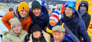 Ny episode av Team Pølsa på NRK 14. mars! (Sjå her) VM i Trondheim nærmar seg med stormskritt, og vinteren er for alvor i gang! Midt i oppkøyringa til verdas mest prestisjefylte langrennsarrangement er Team Pølsa tilbake med ein ny og etterlengta episode på NRK den 13. mars. Nettavisa Langsvegen.no var der da delar av denne episoden du absolutt ikkje vil gå glipp av blei spelt inn! På biletet ser du Skiforbundet sin teknisk delegerte (TD) Torbjørn Brox Pettersen i forgrunnen, saman med heile Team Pølsa på Beitostølen Skistadion. Syver Blindheim, Peder Danielsen, Sunniva Spangelo, Mikkel Munthe, Pia Hasund Vareberg, Trygve Kroken-Braate og Kjersti Owren Linnes. Foto: Roy Myrland/Langsvegen.no. Drama og humor på Beitostølen Generalprøven på Beitostølen i november 2024 gjekk skikkeleg skeis for Team Pølsa, men det betydde ikkje at stemninga var dårleg! Øystein Pettersen, den joviale og inkluderande frontfiguren, samla laget sitt til sesongopninga for langrenn- og kombinertfolket. Trass i utfordringane var optimismen og humøret på topp, og alle deltakarane fekk heiarop og gode ord frå Team Pølsa i pressesona. Klæbo og Pettersen - to rause stjerner Når det gjeld rausheit og inkluderingsvilje, er det få som kan måle seg med Øystein Pettersen. Men han er ikkje aleine! Johannes Høsflot Klæbo viser gong på gong at han tek seg tid til fansen, anten kameraa rullar eller ikkje. Det er denne typen menneske som gjer skisporten endå meir inspirerande for nye generasjonar. TD Torbjørn Brox Pettersen lot seg imponere Sjølv om kulda beit hardt på Beitostølen Skistadion, var innsatsen upåklageleg. Skiforbundet sin teknisk delegerte (TD) Torbjørn Brox Pettersen var storleg imponert over ungdommane som gav alt. Team Pølsa måtte riktignok hente inn krisehjelp, men det stoppa dei ikkje frå å gjere sitt beste - og viktigast av alt - ha det gøy! Sjå heile episode fem her! Vil du få med deg korleis Team Pølsa takla utfordringane på Beitostølen? Den femte episoden er tilgjengeleg frå kl. 06.00 den 14. februar. Dette vil du ikkje gå glipp av! Sjå det inspirerande intervjuet som Roy Myrland frå nettavisa Langsvegen.no gjorde med Øystein Pettersen og Johannes Høsflot Klæbo under sesongopninga nedanfor, og gled deg til meir action med Team Pølsa på NRK! Søkeord: Team Pølsa, NRK, langrenn, kombinert, Øystein Pettersen, Johannes Høsflot Klæbo, VM i Trondheim 2025, Beitostølen, langrennssesongen 2024/2025, norsk skisport, skiforbundet, sesongåpning langrenn, Beitostølen Skistadion, norske skiløpere, skiidrett, norsk vinteridrett, Team Pølsa NRK episode.