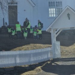Biskop Ole Kristian Bonden besøker Nord-Aurdal denne uka Denne uka er biskop Ole Kristian Bonden på besøk i Nord-Aurdal, med et tett program satt opp av prost Carl Philip Weisser og staben i Valdres prosti. Besøket varer i tre dager og inkluderer både menigheter, kirker og kulturarenaer. Blant annet tar biskopen turen innom Garasjin i Aurdal, som fungerer som et viktig samlingspunkt for bilinteressert ungdom i dalføret. Onsdag 2. april besøkte han Skrautvål kyrkje, hvor leder i menighetsrådet Håvard Meisdalshagen og hans styremedlemmer hadde forberedt en trivelig kirkestund med kaffe og nystekte vafler. Biskopen tok seg tid til fine samtaler med både sognebarn og barnehagebarn. Jan Arne Sebuødegården fortalte biskopen om historien tømmeret som er brukt i kirka, klokkene i tårnet, samt gjenbruk av materialer fra den gamle stavkirka i 1785. Bonden fikk også med seg ei låverose – som han knyttet til 200-årsjubileet for utvandringen til Amerika. -Det viser at vi ikke bare sendte folk ut, vi fikk også impulser tilbake, sa han.