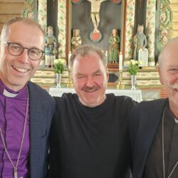 Varme smil, vaffellukt og gode samtaler da biskopen møtte folket.