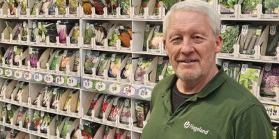 Geir Mellingen om hageglede, trendar og historie bak Gjennestad I denne episoden av podkasten "Langs Vegen No" møter vi Geir Mellingen – fagleg leiar og sentral drivkraft ved Gjennestad Hagesenter i Stokke, Vestfold. Geir starta som engasjert elev ved Gjennestad gartnarskule tidleg på 1980-talet, og har sidan vore med å byggje opp det som i dag er eit moderne Hageland med fagkunnskap i sentrum. Saman med redaktør Roy Myrland pratar han om utviklinga frå ei enkel bu til eit av landets mest inspirerande hagesenter – med kundar frå heile landet som kjem for å handtere fysisk, hente idéar og oppleve heilskapen. Episoden tek òg føre seg dei nye trendane innan hagedesign og uterom, samt filosofien bak sortimentet: kvalitet, berekraft, sesong, og funksjonalitet for norske forhold. Du får innblikk i korleis fag og kjærleik til grøne rom formar utvalet. Og midt i alt dette finn du Vestfold si mest besøkte kafé – kjend for sitt heilt unike tilbod av heimelaga mat og gode smakar frå disk. Dette er ei podkast du ikkje vil gå glipp av – perfekt for deg som elskar #hage, #hageglede og ekte fagformidling. Geir Mellingen om hageglede, trendar og historie bak Gjennestad Hagesenter Bli med inn i hageverda til Geir Mellingen i denne podkasten med Roy Myrland. Frå gartnarskule til moderne hagesenter, hagefilosofi, trendar og Vestfolds mest populære kafé – alt på Gjennestad. Gjennestad Hagesenter, Geir Mellingen, gartnarskule, hagesenter i Vestfold, hagepodkast, hageinspirasjon, hageplanlegging, hageglede, Hageland, hagefilosofi, hagedesign, kafé Vestfold, trendar i hagen #hage, #gartnar, #Gjennestad, #hageinspirasjon, #hageland, #nynorskpodkast, #hageglede, #vestfold