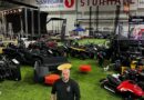 Folkefest i Valdres Storhall: Klar for Valdres Motorshow og Valdres Gatebil! Til helga er det klart for en skikkelig folkefest i Valdres Storhall når Valdres Motorshow og Valdres Gatebil drar i gang med motorbrøl, blankpolert krom og tusenvis av skuelystne fra fjern og nær. Over 300 utstillere er klare til å vise frem alt som durer, brummer og suser – og blant dem finner vi selveste Rune Wangensteen fra Vang Autoservice AS. Rune er en kjent og kjær skikkelse i Valdres-miljøet. Under Valdres Motorshow vil han stå på stand begge dager og vise fram alt fra snøscootere til ATV-er fra solide merker som Sea-Doo og Can-Am. – Vi er like raske både til lands og til vanns med maskinene våre, flirer Rune, og legger til at det fortsatt er Valdres Flyklubb som har luftrommet alene – enn så lenge! Men Rune har mer på merittlista enn salg av raske farkoster: Han er også en særdeles aktiv og oppdatert del av det skandinaviske snøscootermiljøet, kjent som en ekte "scooterpappa" og logistikkansvarlig for to av landets fremadstormende snøscooterhelter. Med stø hånd sørger han for at ungdommene og maskinene holder koken i 110 over kuler og dumper på scooterbanene både her hjemme og ellers i Norden. Arrangør Lars Isachsen Jemtetun i Valdres Gatebil kan fortelle at det bugner av både firmautstillere og private kjøretøyeiere som er klare for å vise fram små og store skatter denne helga. Når dagen nærmer seg kveld på lørdag, blir det full fest når blant andre Plumbo entrer scenen og sørger for høy stemning til langt på natt. Alt ligger til rette for en helg fylt med fart, folkefest og masse motor i hjertet av Valdres – et arrangement som virkelig begynner å "ta av" blant motorentusiaster fra hele landet. Vel møtt til Valdres Motorshow i Valdres Storhall – her går det unna!