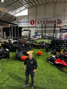 Folkefest i Valdres Storhall: Klar for Valdres Motorshow og Valdres Gatebil! Til helga er det klart for en skikkelig folkefest i Valdres Storhall når Valdres Motorshow og Valdres Gatebil drar i gang med motorbrøl, blankpolert krom og tusenvis av skuelystne fra fjern og nær. Over 300 utstillere er klare til å vise frem alt som durer, brummer og suser – og blant dem finner vi selveste Rune Wangensteen fra Vang Autoservice AS. Rune er en kjent og kjær skikkelse i Valdres-miljøet. Under Valdres Motorshow vil han stå på stand begge dager og vise fram alt fra snøscootere til ATV-er fra solide merker som Sea-Doo og Can-Am. – Vi er like raske både til lands og til vanns med maskinene våre, flirer Rune, og legger til at det fortsatt er Valdres Flyklubb som har luftrommet alene – enn så lenge! Men Rune har mer på merittlista enn salg av raske farkoster: Han er også en særdeles aktiv og oppdatert del av det skandinaviske snøscootermiljøet, kjent som en ekte "scooterpappa" og logistikkansvarlig for to av landets fremadstormende snøscooterhelter. Med stø hånd sørger han for at ungdommene og maskinene holder koken i 110 over kuler og dumper på scooterbanene både her hjemme og ellers i Norden. Arrangør Lars Isachsen Jemtetun i Valdres Gatebil kan fortelle at det bugner av både firmautstillere og private kjøretøyeiere som er klare for å vise fram små og store skatter denne helga. Når dagen nærmer seg kveld på lørdag, blir det full fest når blant andre Plumbo entrer scenen og sørger for høy stemning til langt på natt. Alt ligger til rette for en helg fylt med fart, folkefest og masse motor i hjertet av Valdres – et arrangement som virkelig begynner å "ta av" blant motorentusiaster fra hele landet. Vel møtt til Valdres Motorshow i Valdres Storhall – her går det unna!