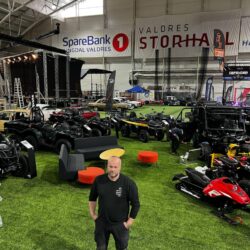 Folkefest i Valdres Storhall: Klar for Valdres Motorshow og Valdres Gatebil! Til helga er det klart for en skikkelig folkefest i Valdres Storhall når Valdres Motorshow og Valdres Gatebil drar i gang med motorbrøl, blankpolert krom og tusenvis av skuelystne fra fjern og nær. Over 300 utstillere er klare til å vise frem alt som durer, brummer og suser – og blant dem finner vi selveste Rune Wangensteen fra Vang Autoservice AS. Rune er en kjent og kjær skikkelse i Valdres-miljøet. Under Valdres Motorshow vil han stå på stand begge dager og vise fram alt fra snøscootere til ATV-er fra solide merker som Sea-Doo og Can-Am. – Vi er like raske både til lands og til vanns med maskinene våre, flirer Rune, og legger til at det fortsatt er Valdres Flyklubb som har luftrommet alene – enn så lenge! Men Rune har mer på merittlista enn salg av raske farkoster: Han er også en særdeles aktiv og oppdatert del av det skandinaviske snøscootermiljøet, kjent som en ekte "scooterpappa" og logistikkansvarlig for to av landets fremadstormende snøscooterhelter. Med stø hånd sørger han for at ungdommene og maskinene holder koken i 110 over kuler og dumper på scooterbanene både her hjemme og ellers i Norden. Arrangør Lars Isachsen Jemtetun i Valdres Gatebil kan fortelle at det bugner av både firmautstillere og private kjøretøyeiere som er klare for å vise fram små og store skatter denne helga. Når dagen nærmer seg kveld på lørdag, blir det full fest når blant andre Plumbo entrer scenen og sørger for høy stemning til langt på natt. Alt ligger til rette for en helg fylt med fart, folkefest og masse motor i hjertet av Valdres – et arrangement som virkelig begynner å "ta av" blant motorentusiaster fra hele landet. Vel møtt til Valdres Motorshow i Valdres Storhall – her går det unna!