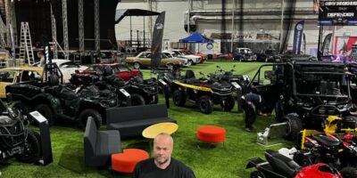 Folkefest i Valdres Storhall: Klar for Valdres Motorshow og Valdres Gatebil! Til helga er det klart for en skikkelig folkefest i Valdres Storhall når Valdres Motorshow og Valdres Gatebil drar i gang med motorbrøl, blankpolert krom og tusenvis av skuelystne fra fjern og nær. Over 300 utstillere er klare til å vise frem alt som durer, brummer og suser – og blant dem finner vi selveste Rune Wangensteen fra Vang Autoservice AS. Rune er en kjent og kjær skikkelse i Valdres-miljøet. Under Valdres Motorshow vil han stå på stand begge dager og vise fram alt fra snøscootere til ATV-er fra solide merker som Sea-Doo og Can-Am. – Vi er like raske både til lands og til vanns med maskinene våre, flirer Rune, og legger til at det fortsatt er Valdres Flyklubb som har luftrommet alene – enn så lenge! Men Rune har mer på merittlista enn salg av raske farkoster: Han er også en særdeles aktiv og oppdatert del av det skandinaviske snøscootermiljøet, kjent som en ekte "scooterpappa" og logistikkansvarlig for to av landets fremadstormende snøscooterhelter. Med stø hånd sørger han for at ungdommene og maskinene holder koken i 110 over kuler og dumper på scooterbanene både her hjemme og ellers i Norden. Arrangør Lars Isachsen Jemtetun i Valdres Gatebil kan fortelle at det bugner av både firmautstillere og private kjøretøyeiere som er klare for å vise fram små og store skatter denne helga. Når dagen nærmer seg kveld på lørdag, blir det full fest når blant andre Plumbo entrer scenen og sørger for høy stemning til langt på natt. Alt ligger til rette for en helg fylt med fart, folkefest og masse motor i hjertet av Valdres – et arrangement som virkelig begynner å "ta av" blant motorentusiaster fra hele landet. Vel møtt til Valdres Motorshow i Valdres Storhall – her går det unna!
