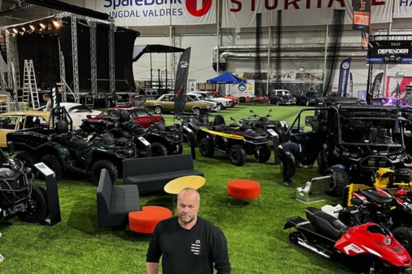 Folkefest i Valdres Storhall: Klar for Valdres Motorshow og Valdres Gatebil! Til helga er det klart for en skikkelig folkefest i Valdres Storhall når Valdres Motorshow og Valdres Gatebil drar i gang med motorbrøl, blankpolert krom og tusenvis av skuelystne fra fjern og nær. Over 300 utstillere er klare til å vise frem alt som durer, brummer og suser – og blant dem finner vi selveste Rune Wangensteen fra Vang Autoservice AS. Rune er en kjent og kjær skikkelse i Valdres-miljøet. Under Valdres Motorshow vil han stå på stand begge dager og vise fram alt fra snøscootere til ATV-er fra solide merker som Sea-Doo og Can-Am. – Vi er like raske både til lands og til vanns med maskinene våre, flirer Rune, og legger til at det fortsatt er Valdres Flyklubb som har luftrommet alene – enn så lenge! Men Rune har mer på merittlista enn salg av raske farkoster: Han er også en særdeles aktiv og oppdatert del av det skandinaviske snøscootermiljøet, kjent som en ekte "scooterpappa" og logistikkansvarlig for to av landets fremadstormende snøscooterhelter. Med stø hånd sørger han for at ungdommene og maskinene holder koken i 110 over kuler og dumper på scooterbanene både her hjemme og ellers i Norden. Arrangør Lars Isachsen Jemtetun i Valdres Gatebil kan fortelle at det bugner av både firmautstillere og private kjøretøyeiere som er klare for å vise fram små og store skatter denne helga. Når dagen nærmer seg kveld på lørdag, blir det full fest når blant andre Plumbo entrer scenen og sørger for høy stemning til langt på natt. Alt ligger til rette for en helg fylt med fart, folkefest og masse motor i hjertet av Valdres – et arrangement som virkelig begynner å "ta av" blant motorentusiaster fra hele landet. Vel møtt til Valdres Motorshow i Valdres Storhall – her går det unna!