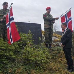 8. mai markeringen skjer flere sted i Valdres. Ordfører Knut Arne Fjelltun i Nord Aurdal kommune, startet markeringene av 8. mai ved Strand kirke. Der la han ned blomster ved minnetavla. Han sa bla. -Det er en stor ære å få legge ned disse blomstene, til dem som ga det kjæreste de hadde: livet.. Bildet tover: Major Skaran og løytnant Onstad var flaggvakter under markeringen, da ordfører Knut Arne Fjelltun la ned blomster.  Fra venstre: Maajor Skaran, ordfører Knut Arrne Fjelltun, Arne Sørumshaugen HV, Guri Strand,  Nils Tor Ødegård tidligere områdesjef,  Arne Sørumshaugen og Løytnant Onstad. Minnetavle