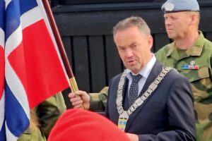 8. mai. -Tale og korsong på Valdres Folkemuseum.